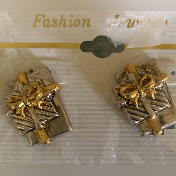 Jewelry - NWT 3D Clip on Christmas present Earrings